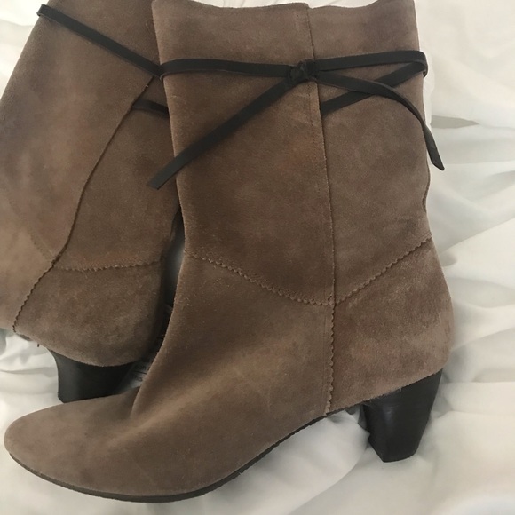 easy spirit suede boots